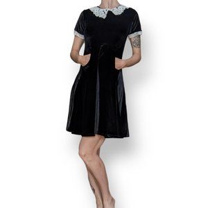 NWT Spellbound black velvet dress from Putré-Fashion with white lace collar S-M